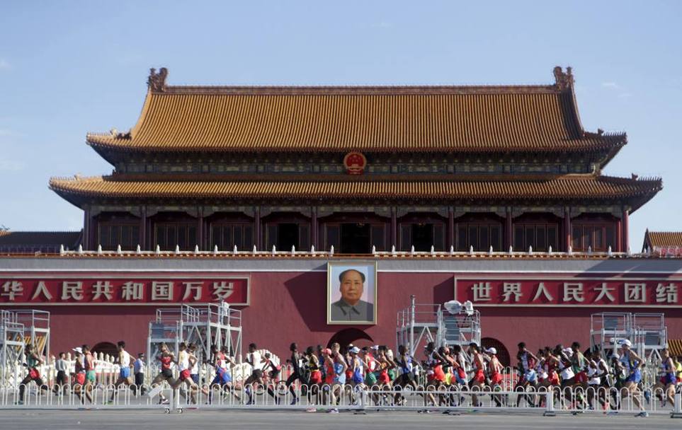Il passaggio in piazza Tienanmen davanti all&#39;ingresso della Citt Proibita (Reuters)